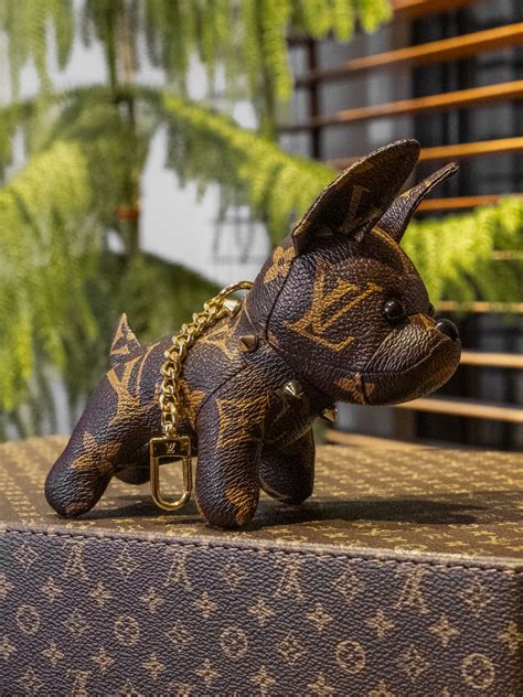 louis vuitton köpek anahtarlık|Designer.